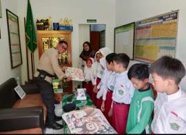 Bhabinkamtibmas Tepus Peduli, Berikan Meja Belajar untuk Siswa di MIN 6 Gunungkidul